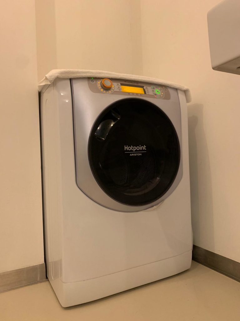Airbnb avec un seul lave-linge séchant au lieu de deux machines